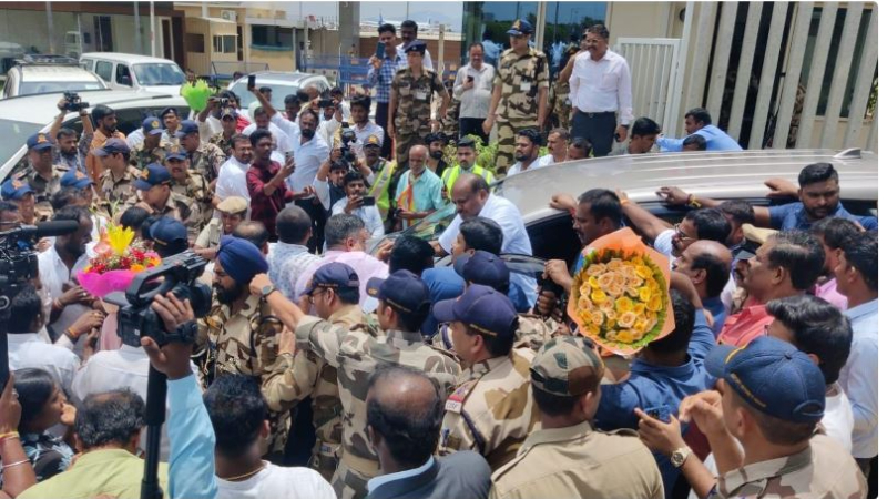 ಕೇಂದ್ರ ಸಚಿವರಾಗಿ ಬಂದ ಕುಮಾರಸ್ವಾಮಿಗೆ ಆಪ್ಯಲ್ ಮೂಸಂಬಿ ಹಾರ ಹಾಕಿ ಅದ್ದೂರಿ ಸ್ವಾಗತ 2 kumaraswamy 1 1 kumaraswamy 1 1 kumaraswamy 1 1