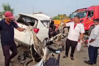 Gujarat: Seven die as car rams into trailer truck in Sabarkantha district