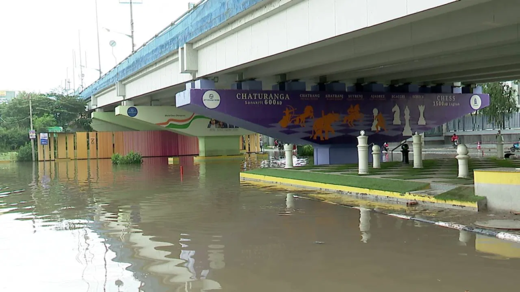 ಭಾರಿ ಮಳೆಗೆ ನಲುಗಿದ ಬೆಂಗಳೂರು, ಹಲವು ಪ್ರದೇಶಗಳು ಜಲಾವೃತ, ಮನೆಗಳಿಗೆ ನುಗ್ಗಿದ ನೀರು 2 image 1 image 1 image 1