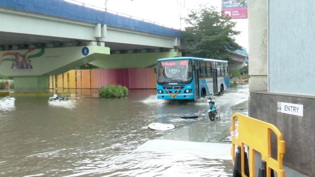 ಭಾರಿ ಮಳೆಗೆ ನಲುಗಿದ ಬೆಂಗಳೂರು, ಹಲವು ಪ್ರದೇಶಗಳು ಜಲಾವೃತ, ಮನೆಗಳಿಗೆ ನುಗ್ಗಿದ ನೀರು 3 image 2 image 2 image 2