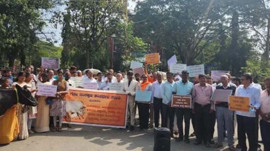 Cow abuse: Protest in Tumkur demanding strict punishment