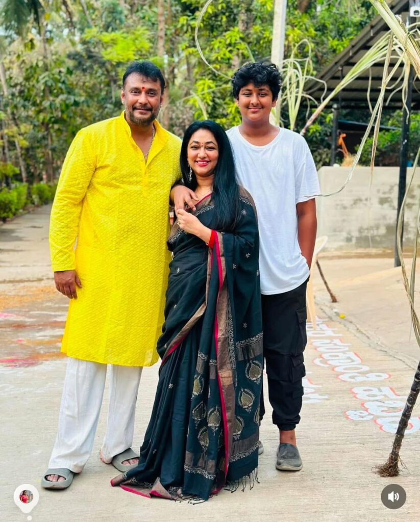 ಚಿಕಿತ್ಸೆಗಾಗಿ ಆಸ್ಪತ್ರೆಗೆ ಆಗಮಿಸಿದ ನಟ ದರ್ಶನ್ 2 WhatsApp Image 2025 01 15 at 14.28.11 ac6d683f WhatsApp Image 2025 01 15 at 14.28.11 ac6d683f WhatsApp Image 2025 01 15 at 14.28.11 ac6d683f