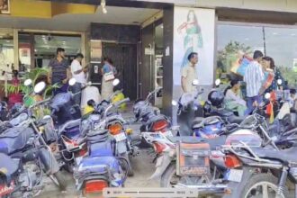 Traffic problem due to vehicles parked in front of hotel, police not bothered