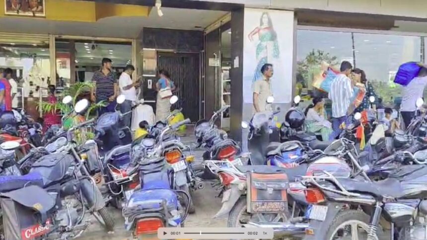 Traffic problem due to vehicles parked in front of hotel, police not bothered