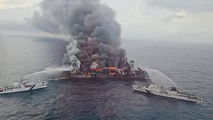 ಕೇರಳ ಕರಾವಳಿಯಲ್ಲಿ ಕಂಟೇನರ್ ಹಡಗಿಗೆ ಬೆಂಕಿ, ನೌಕಾಪಡೆ ಹಾಗೂ ಕರಾವಳಿ ರಕ್ಷಣಾ ಪಡೆ ಕಾರ್ಯಾಚರಣೆ 1 Sadgdg Sadgdg Sadgdg