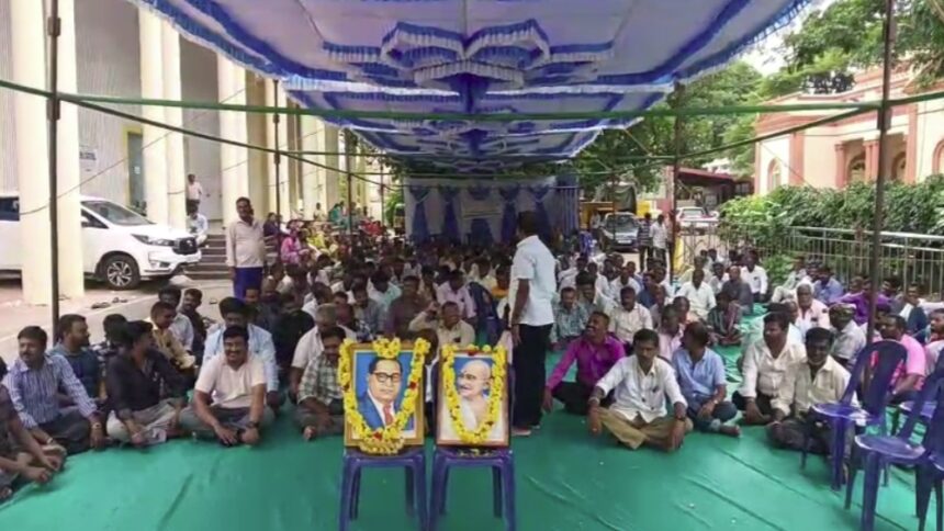 ವಿವಿಧ ಬೇಡಿಕೆಗಳನ್ನು ಈಡೇರಿಸಲು ತುಮಕೂರು ಮಹಾನಗರ ಪಾಲಿಕೆ ನೌಕರರ ಅನಿರ್ದಿಷ್ಟಾವಧಿ ಮುಷ್ಕರ 1 Tum Tum Tum