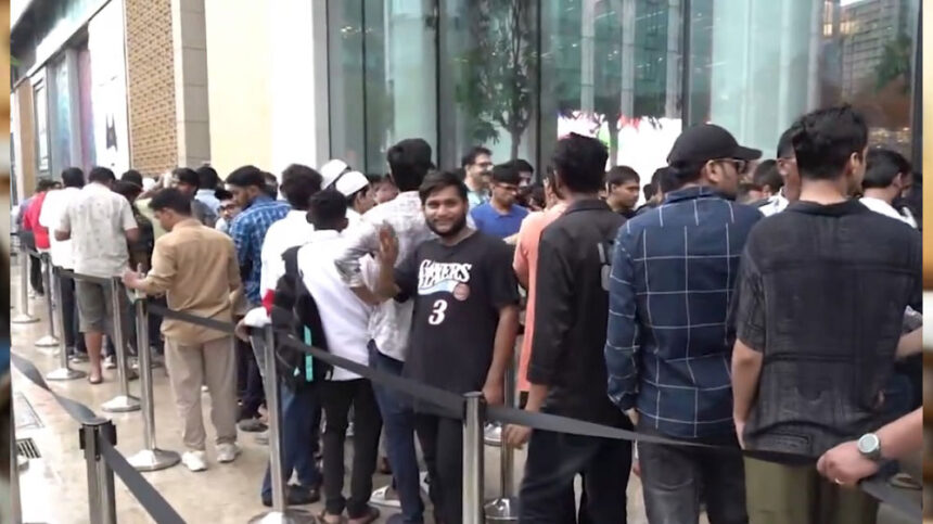 ಇಂದು ಮಾರುಕಟ್ಟೆ ಪ್ರವೇಶಿಸಿದ ಐಫೋನ್ 17 ಕೊಳ್ಳಲು ಬೆಂಗಳೂರಿನಲ್ಲಿ ಮುಗಿಬಿದ್ದ ಗ್ರಾಹಕರು 1 shfhfh shfhfh shfhfh