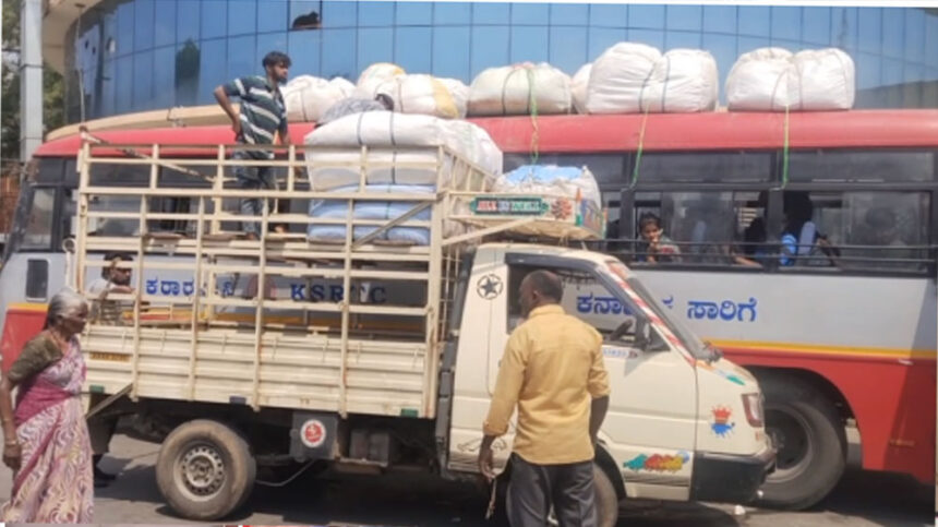 ಚಿಕ್ಕಬಳ್ಳಾಪುರ: ಪ್ರಯಾಣಿಕರನ್ನು ಬಿಸಿಲಿನಲ್ಲಿ ನಿಲ್ಲಿಸಿ ಸರಕು ಮೂಟೆಗಳನ್ನು ಸಾಗಿಸುತ್ತಿದ್ದ ಕೆಎಸ್ಆರ್ಟಿಸಿ ಬಸ್ ಡ್ರೈವರ್, ಕಂಡಕ್ಟರ್ 1 Bus Bus Bus