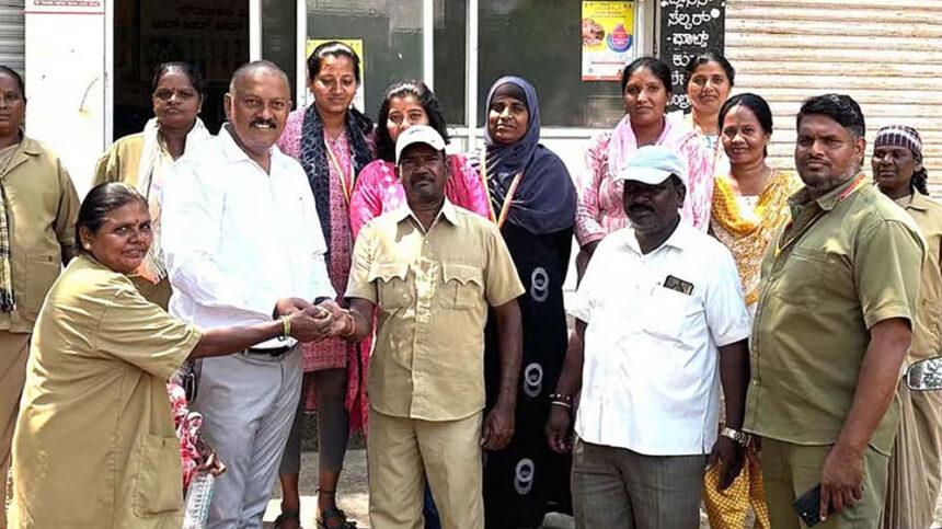 ಮಂಡ್ಯ: ಕಸದಲ್ಲಿ ಸಿಕ್ಕ ಚಿನ್ನದ ಉಂಗುರ ಹಿಂದಿರುಗಿಸಿ ಪ್ರಾಮಾಣಿಕತೆ ಮೆರೆದ ಪೌರಕಾರ್ಮಿಕರು 1 Mandya