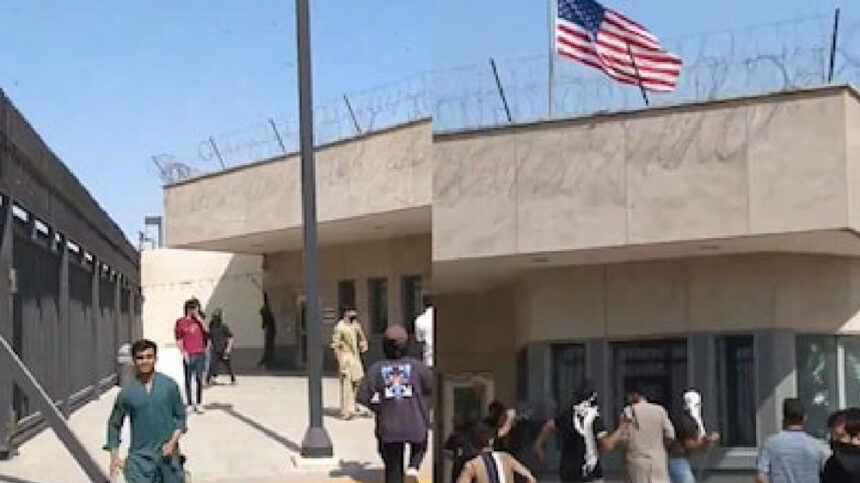 ಖಮೇನಿ ಹಿತ್ಯೆ ಖಂಡಿಸಿ ಪಾಕಿಸ್ತಾನದಲ್ಲಿ ಉದ್ವಿಗ್ನತೆ : ಕರಾಚಿಯಲ್ಲಿ ಅಮೆರಿಕ ಕಾನ್ಸುಲೇಟ್ ಮೇಲೆ ದಾಳಿ 1 US US US