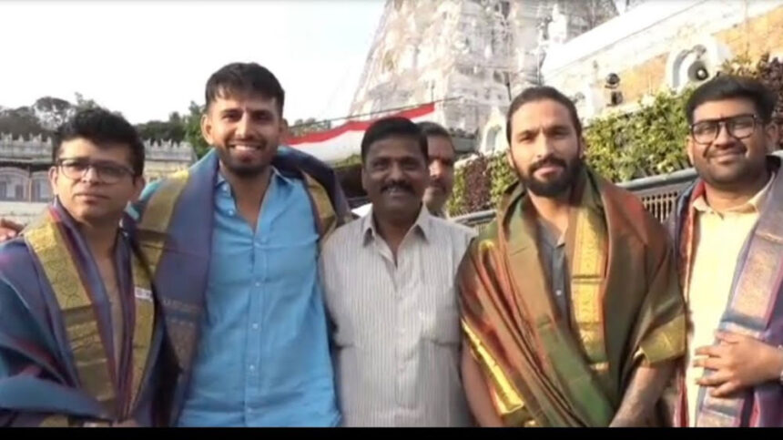 ಸಿಎಸ್ಕೆ ವಿರುದ್ಧದ ಪಂದ್ಯಕ್ಕೂ ಮುನ್ನ ತಿಮ್ಮಪ್ಪನ ದರ್ಶನ ಪಡೆದ ಆರ್ಸಿಬಿ ಆಟಗಾರರು 1 RC RC RC